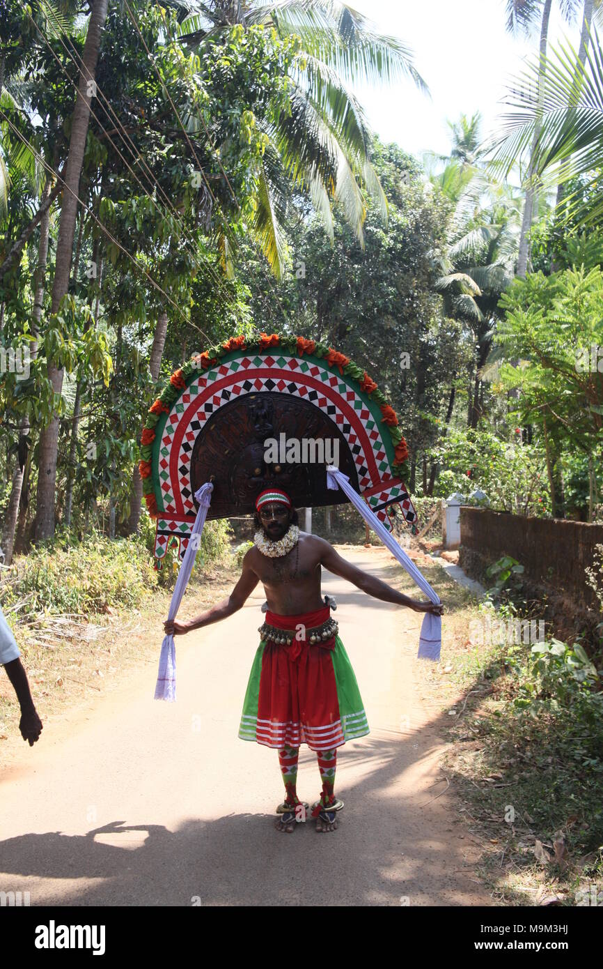 Puthan et thira,une forme d'art rituel du Kerala,lors d'un festival du temple.Il représente le Seigneur Shiva et kali Banque D'Images