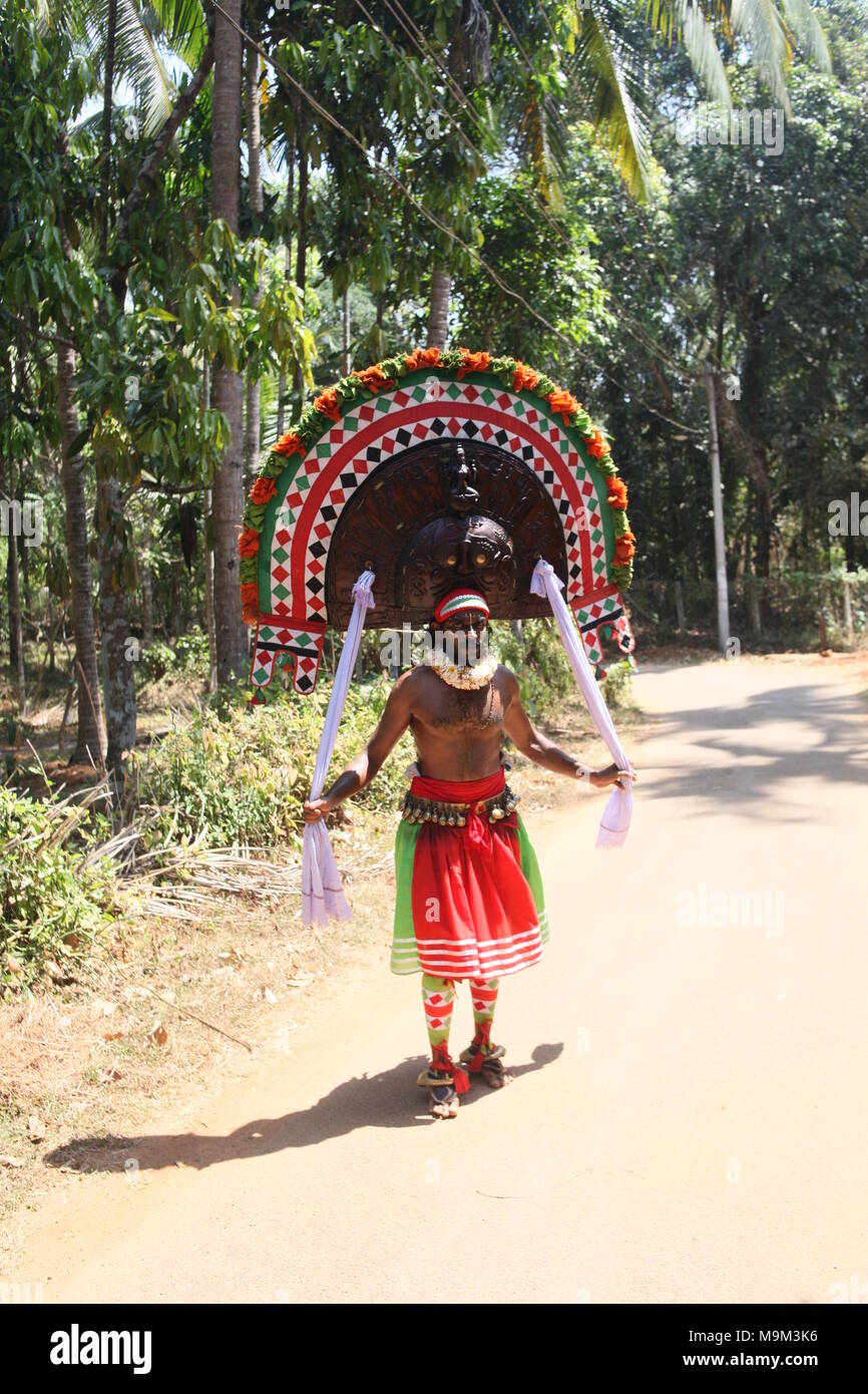 Puthan et thira,une forme d'art rituel du Kerala,lors d'un festival du temple.Il représente le Seigneur Shiva et kali Banque D'Images