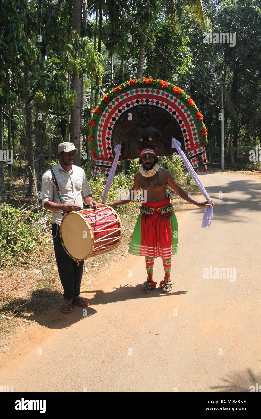 Puthan et thira,une forme d'art rituel du Kerala,lors d'un festival du temple.Il représente le Seigneur Shiva et kali Banque D'Images
