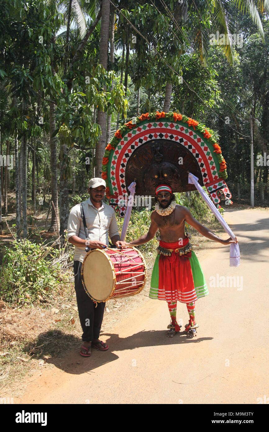 Puthan et thira,une forme d'art rituel du Kerala,lors d'un festival du temple.Il représente le Seigneur Shiva et kali Banque D'Images