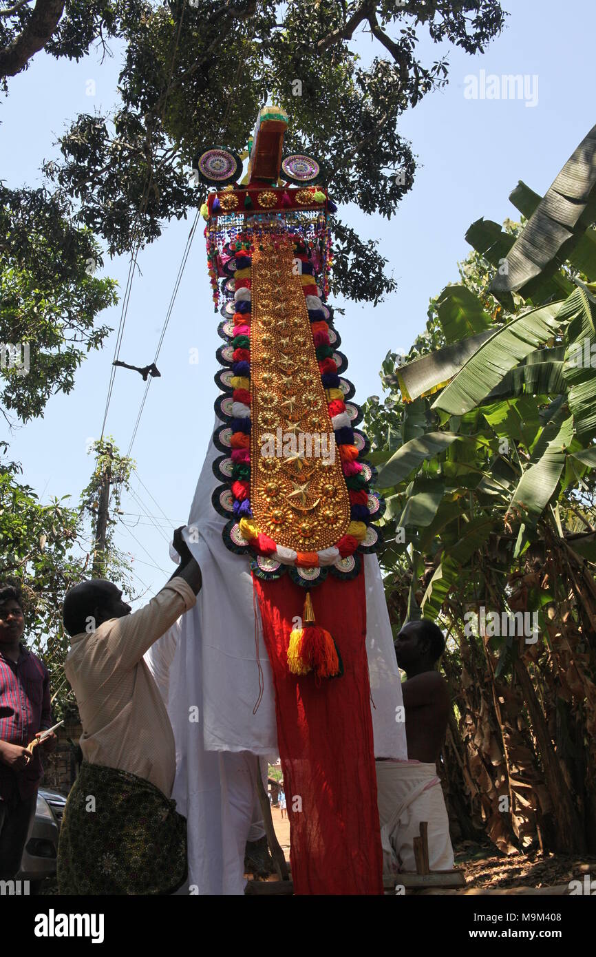 Cheval de bois dans le cadre d'kuthira,vela un festival associé aux temples hindous de thrissur et palakkad,dans le Kerala, Inde Banque D'Images