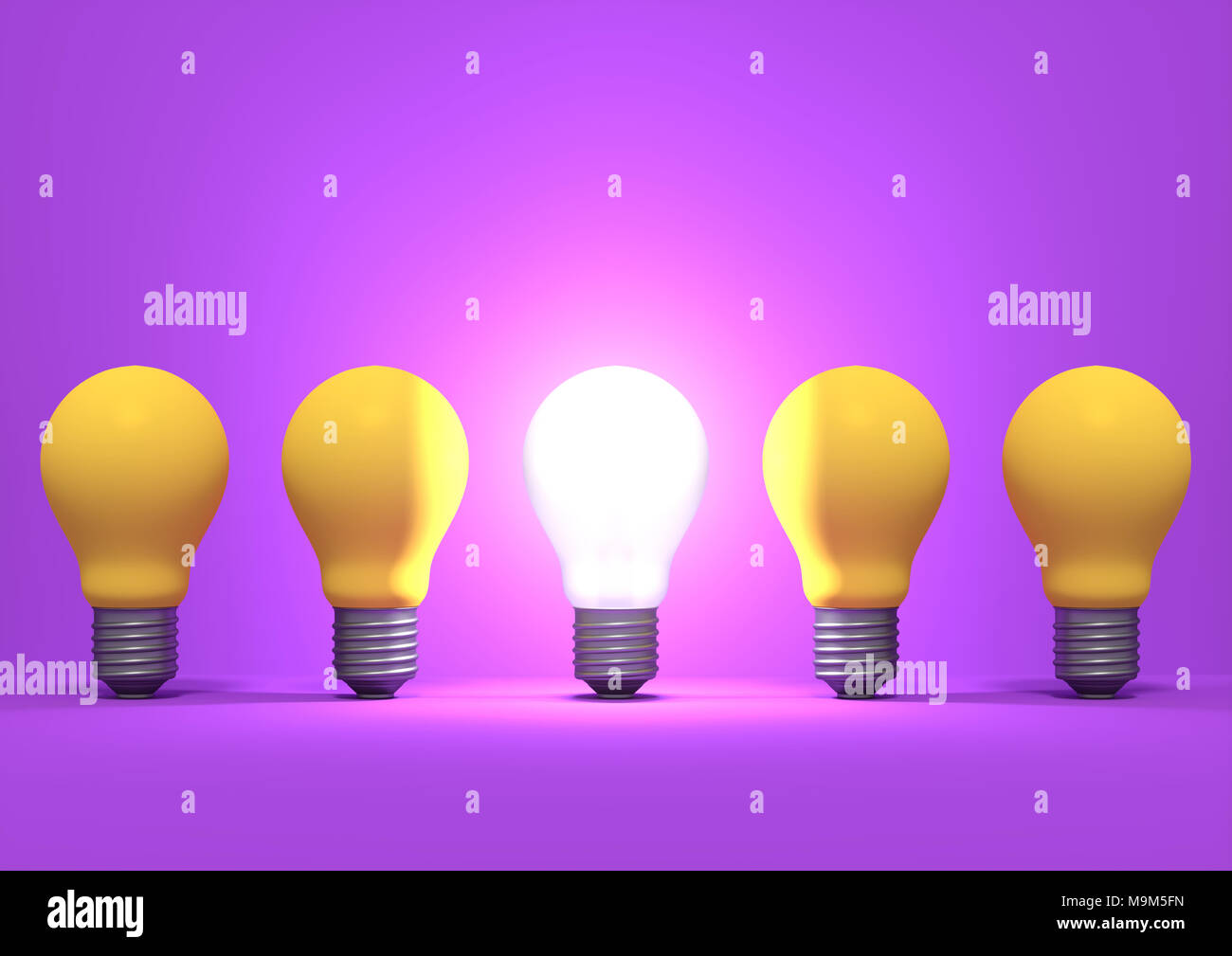 Ampoule à incandescence lumineuse parmi le groupe des ampoules jaunes sur fond violet. Idée concept. 3D render. Banque D'Images Ampoule à incandescence lumineuse parmi le groupe des ampoules jaunes sur fond violet. Idée concept. 3D render. Banque D'Images