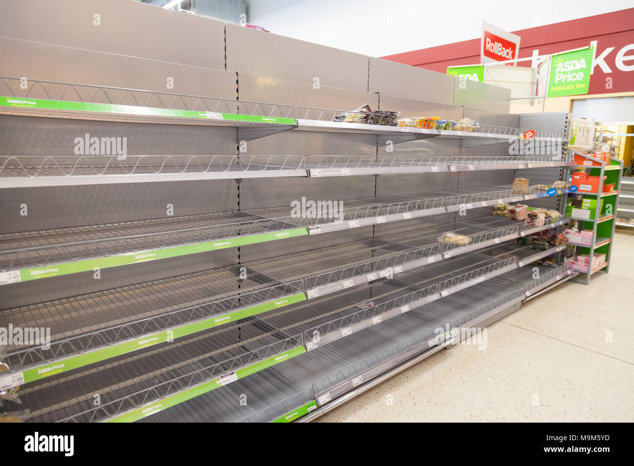 Pain vide étagères après la bête de l'Est a provoqué la panique l'achat. Banque D'Images