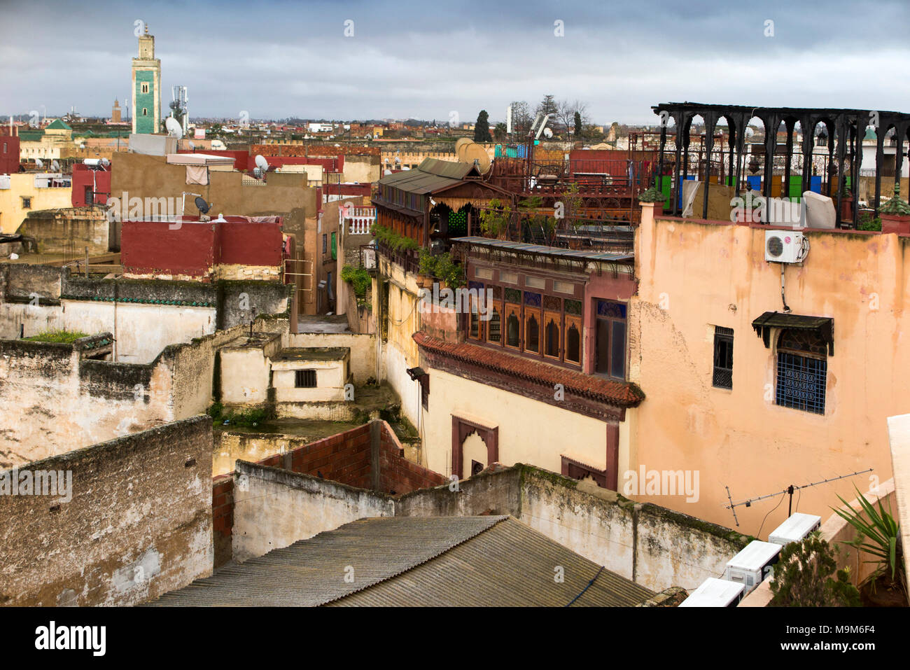 Maroc, Meknès, Medina toits vers Medersa Bou Inania minaret de Riad d'Or Banque D'Images