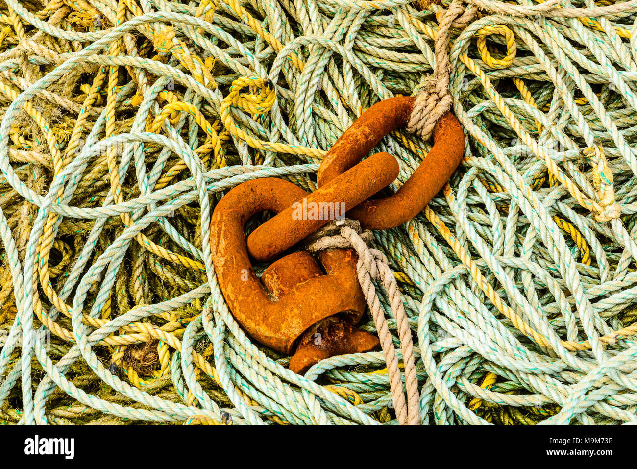 Rusty shackles sur tas de corde près du port à Tayvallich sur Loch Sween, Argyll, Scotland Banque D'Images
