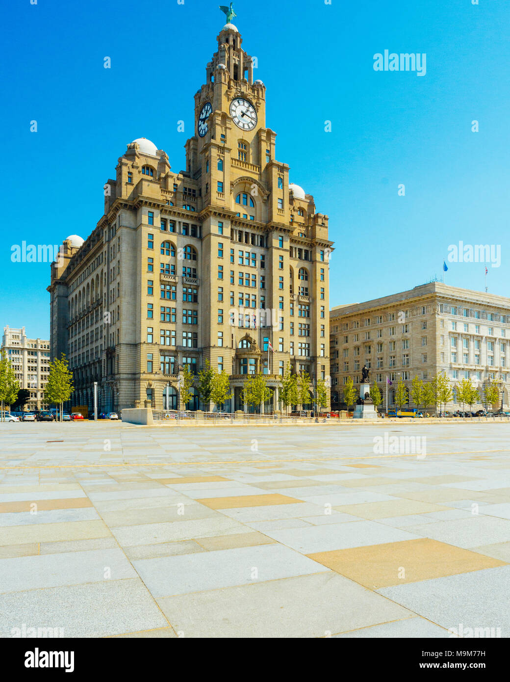 Le Liver Building et Cunard Building, deux des "Trois Grâces" en tête la célèbre jetée de Liverpool Banque D'Images
