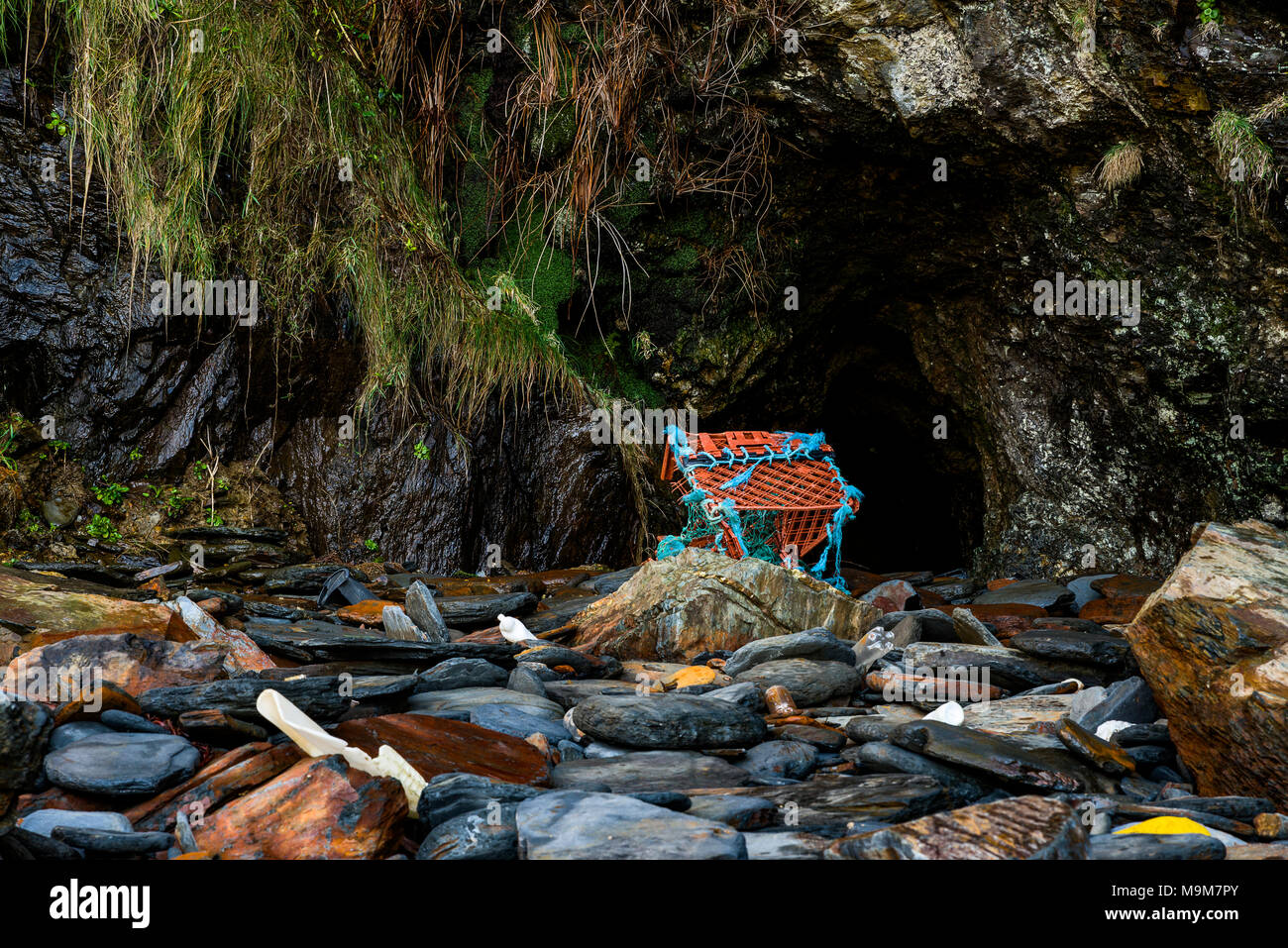 Un regard désespéré que des centaines de gros morceaux de plastique était parsemé le long des côtes de l'iconicité Cornwalls belles plages. Banque D'Images