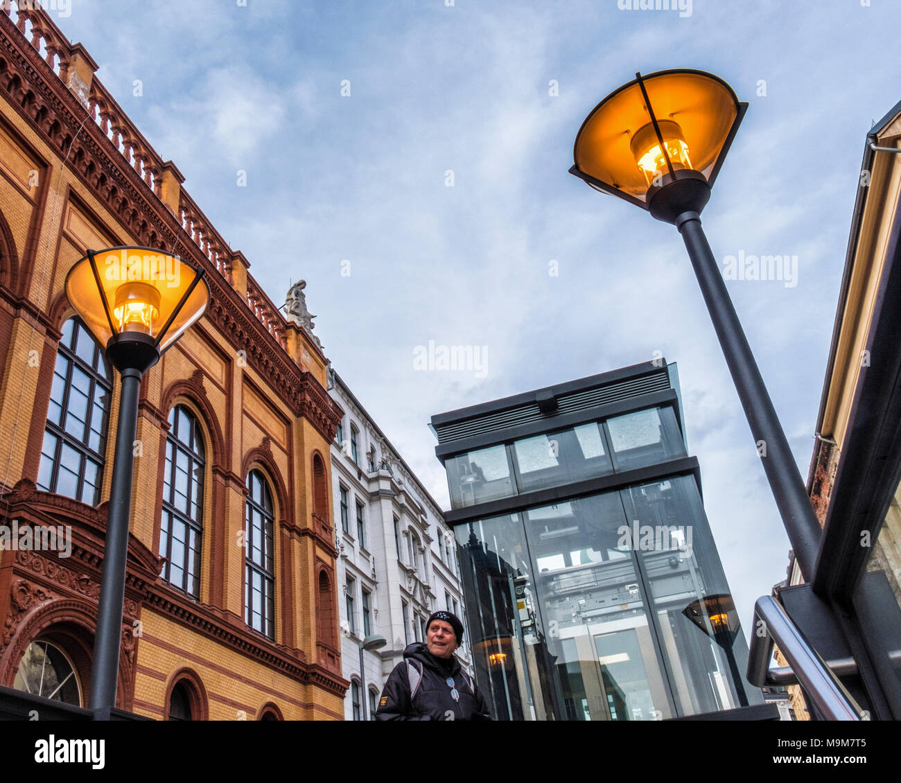 Belin-Mitte, Oranienburger S-Bahn station ferroviaire entrée avec ascenseur et vieilles lampes. De vieux bâtiments historiques d'un homme âgé Banque D'Images