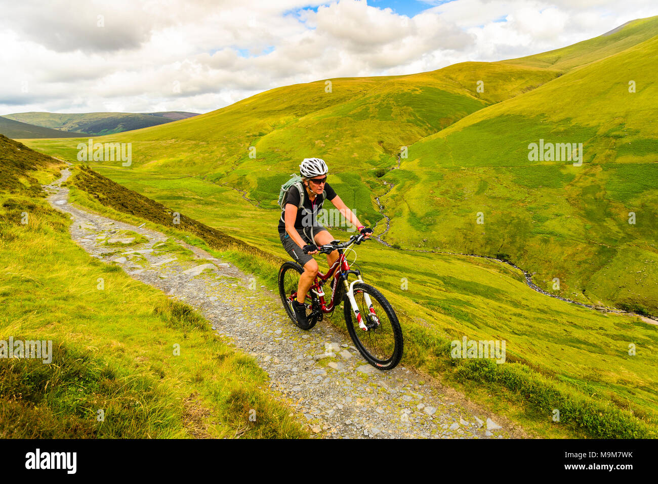 Du vélo de montagne sur les sentiers populaires autour Lonscale est tombé dans le Lake District Banque D'Images Du vélo de montagne sur les sentiers populaires autour Lonscale est tombé dans le Lake District Banque D'Images
