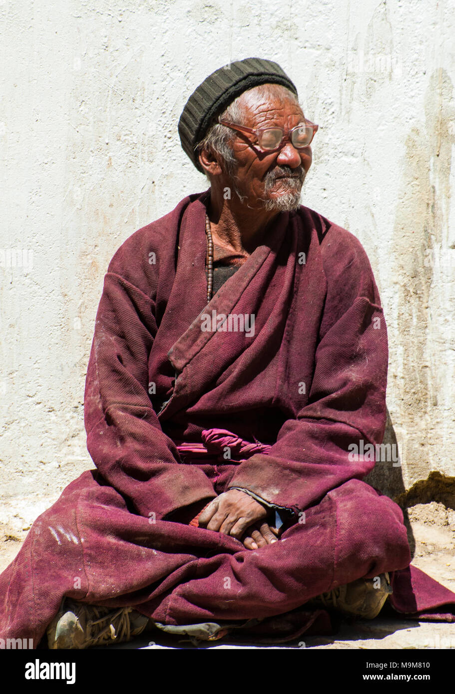 Personnes âgées spectateur à un monastère bouddhiste festival à Korzok, un hameau éloigné à côté (LAC) Tso Moriri au Ladakh, Inde Banque D'Images