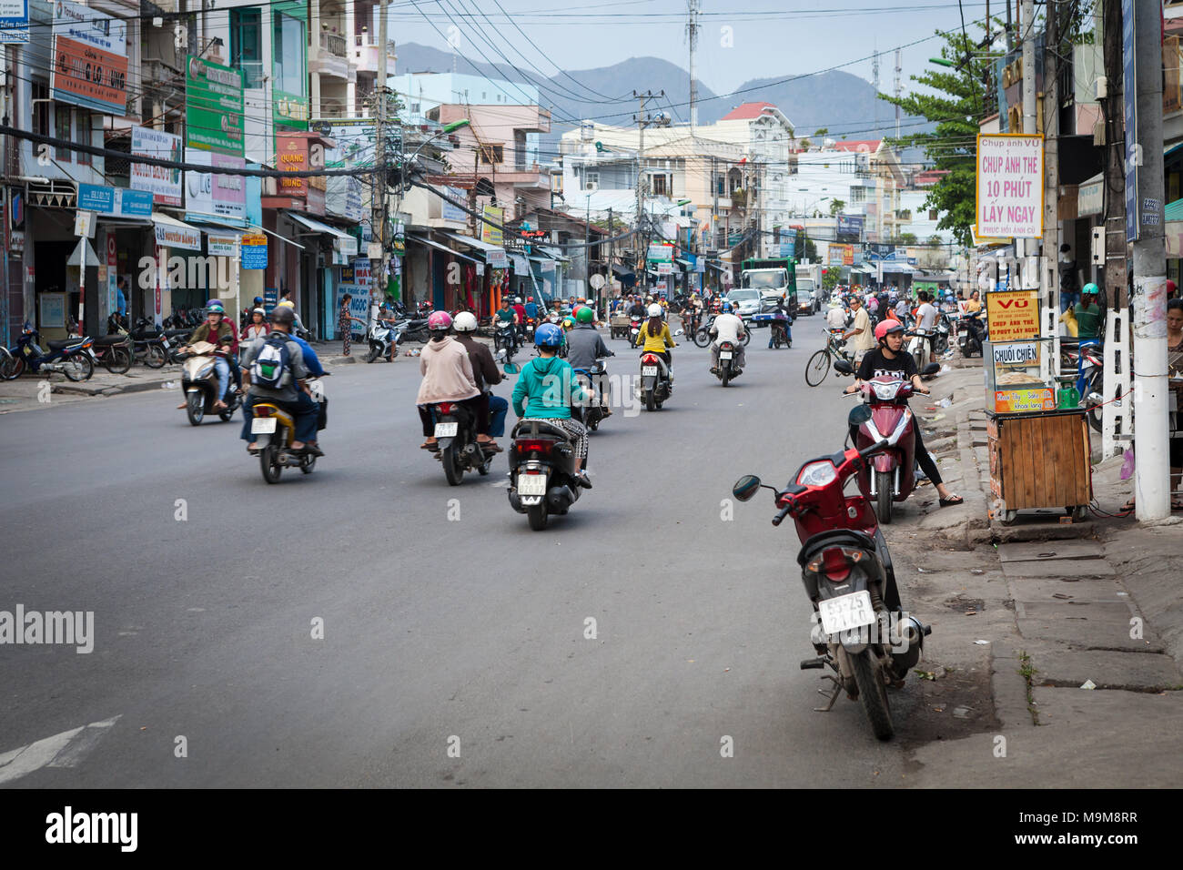 Nha Trang, Vietnam - 16 mars 2017 : tous les jours le trafic lourd scooter on city street Banque D'Images