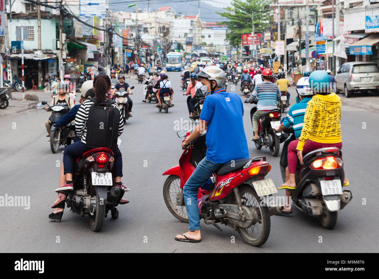 Nha Trang, Vietnam - 16 mars 2017 : tous les jours le trafic lourd scooter on city street Banque D'Images