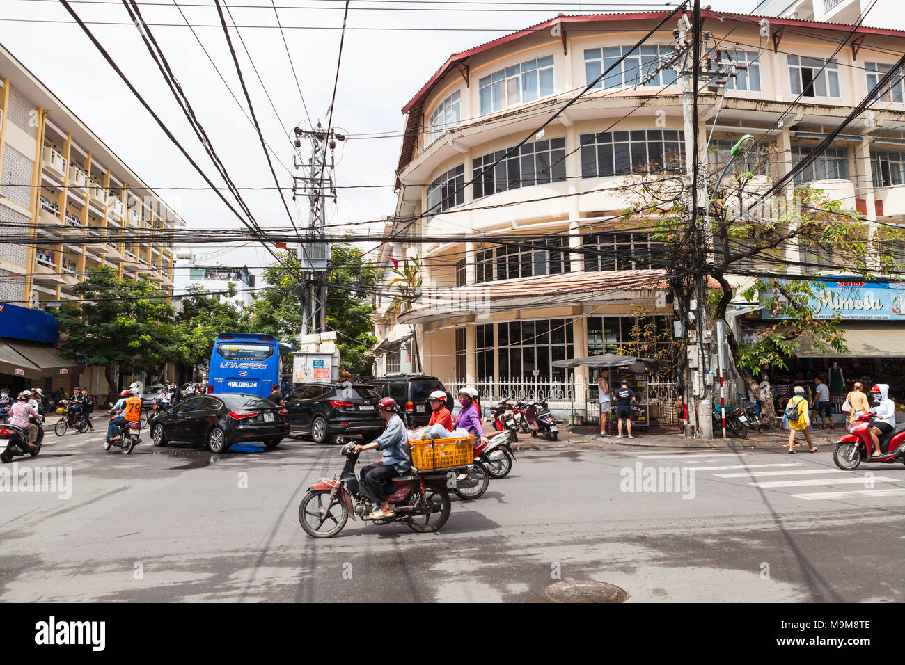 Nha Trang, Vietnam - 16 mars 2017 : la circulation quotidienne on city street Banque D'Images