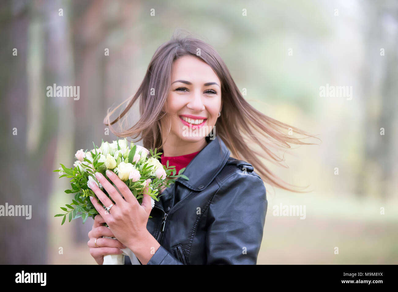 Biélorussie, Minsk, le 14 octobre 2017. Jour de mariage.belle femme avec un bouquet de fleurs dans la forêt Banque D'Images
