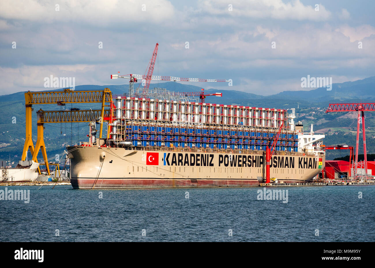 Tuzla, Istanbul/Turquie - le 23 mai 2017 : un navire de l'alimentation Groupe Karadeniz dans un chantier. Ces navires sont pleinement intégrés centrales flottantes , conception Banque D'Images
