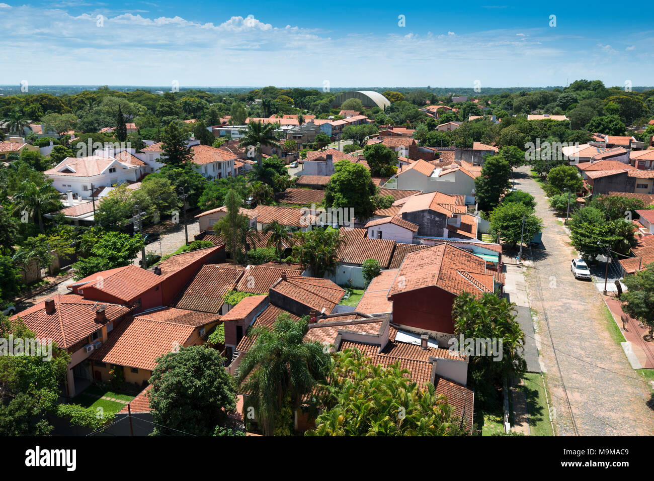 Portrait d'un quartier résidentiel à Asunción, la capitale du Paraguay, avec des maisons de style traditionnel espagnol. Banque D'Images