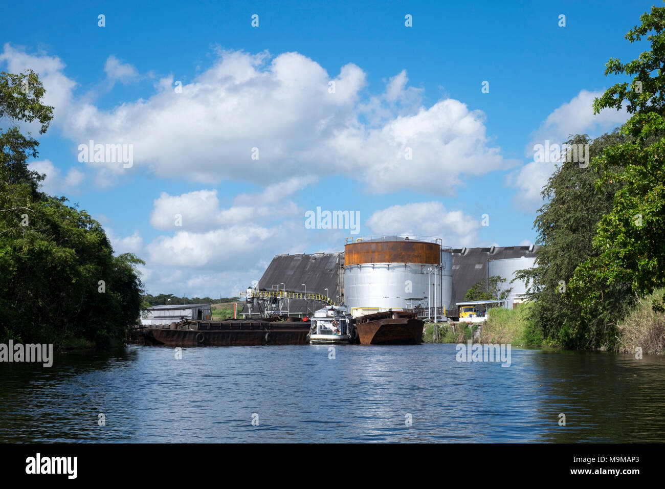 L'usine de transformation du sucre moderne sur les rives de la rivière New dans le nord de Belize Banque D'Images