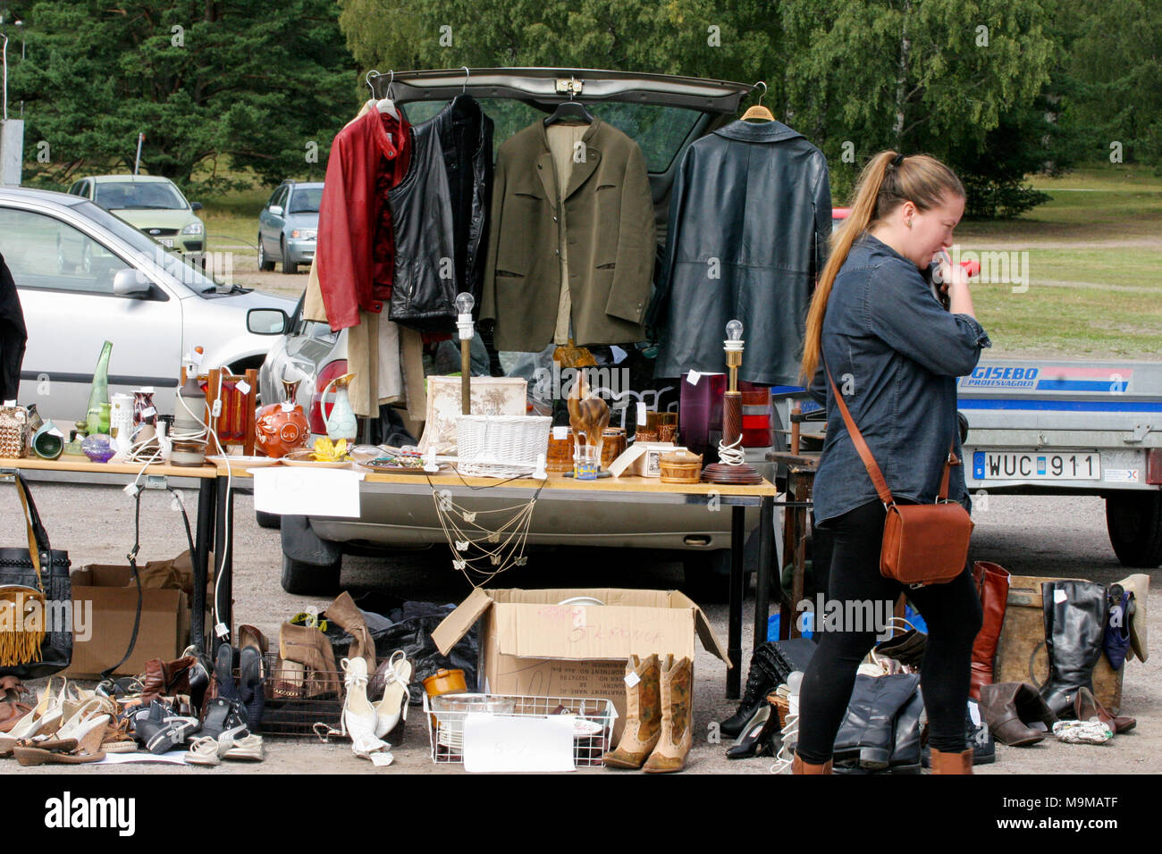 Marché de l'OCCASION 2016 avec des vêtements et chaussures anciennes Banque D'Images