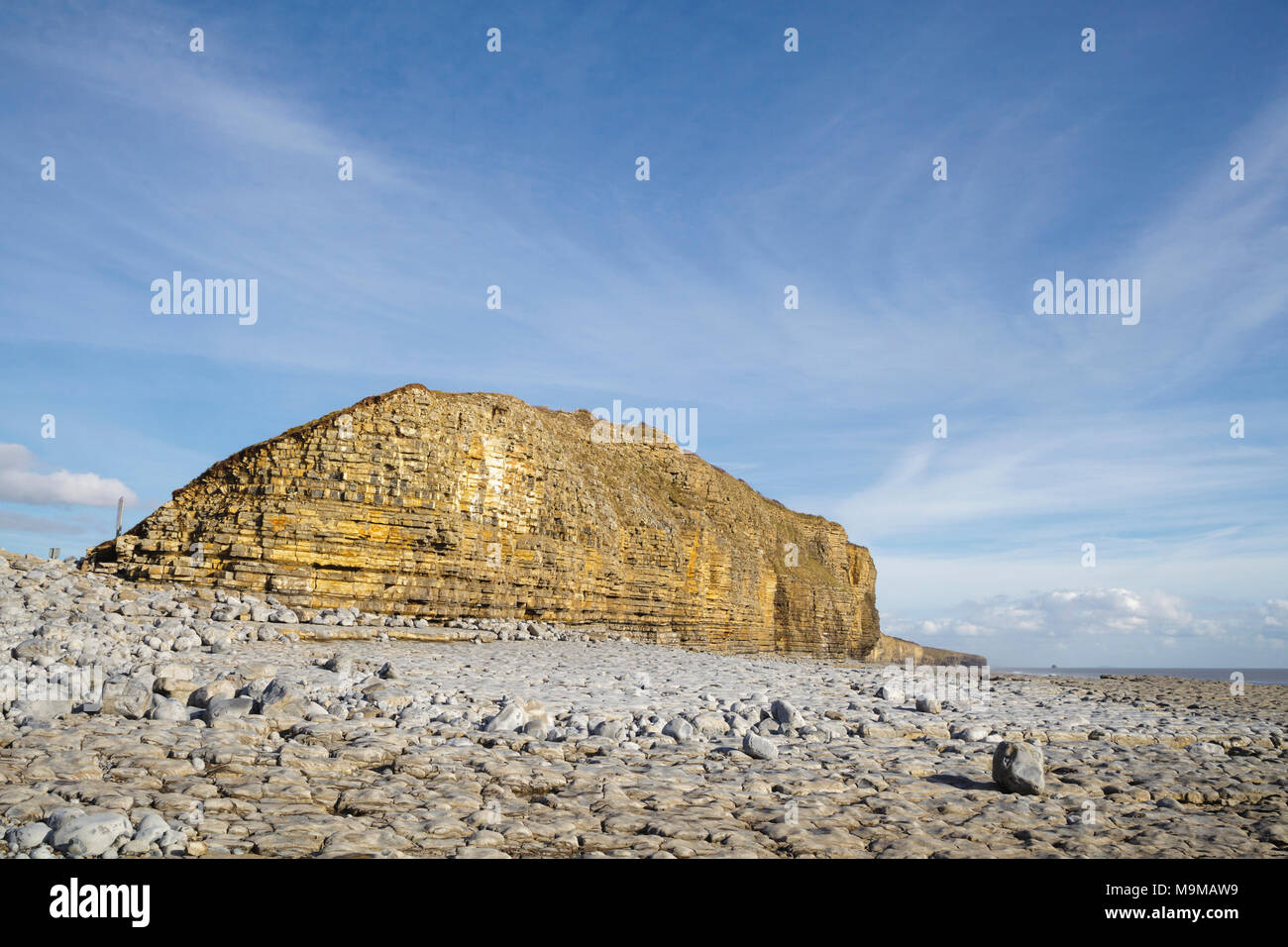 Falaises calcaires et plage à Llantwit Major Banque D'Images