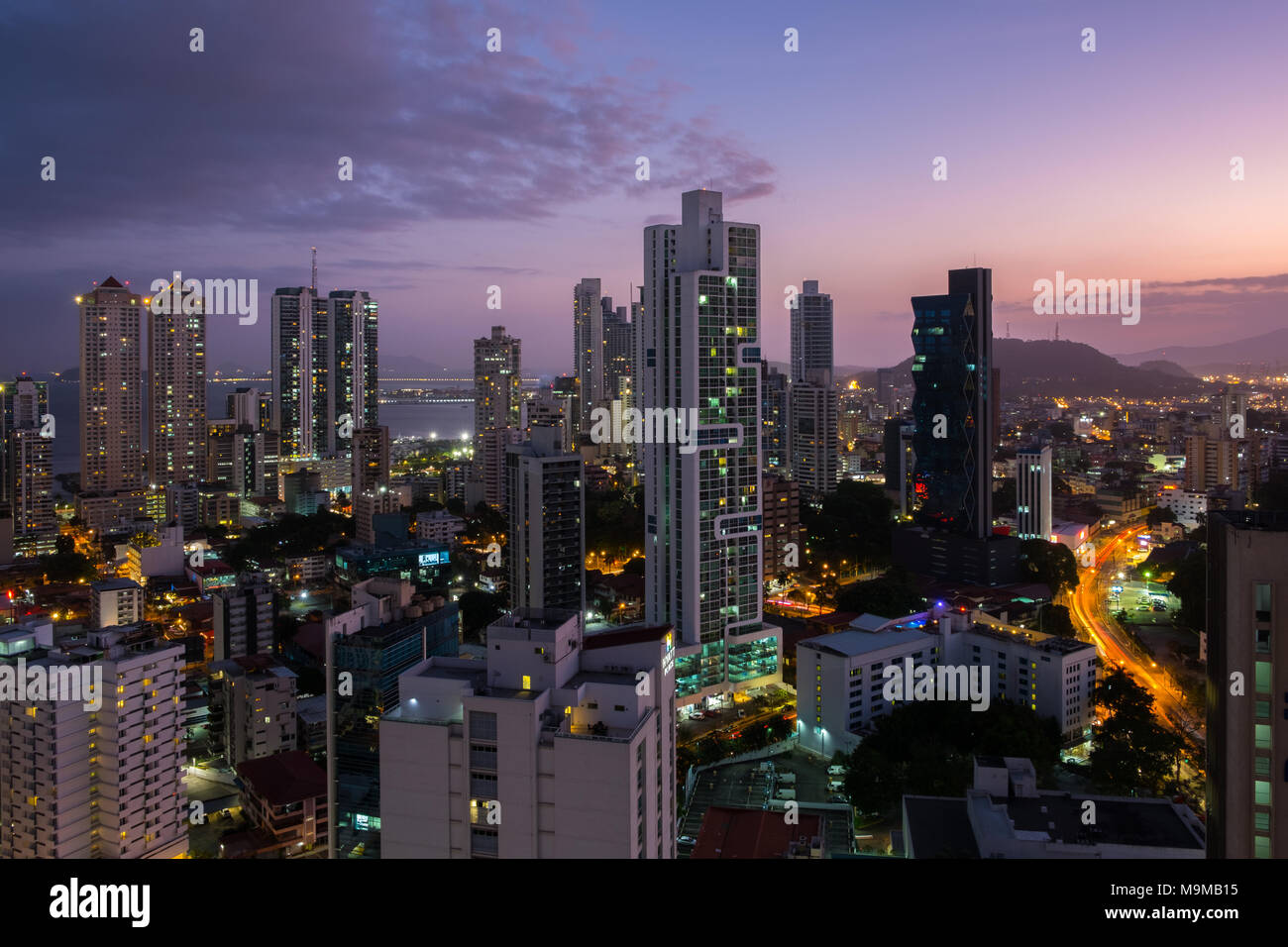 Panama City skyline at night - les gratte-ciel modernes avec Ciel de coucher du soleil - Banque D'Images