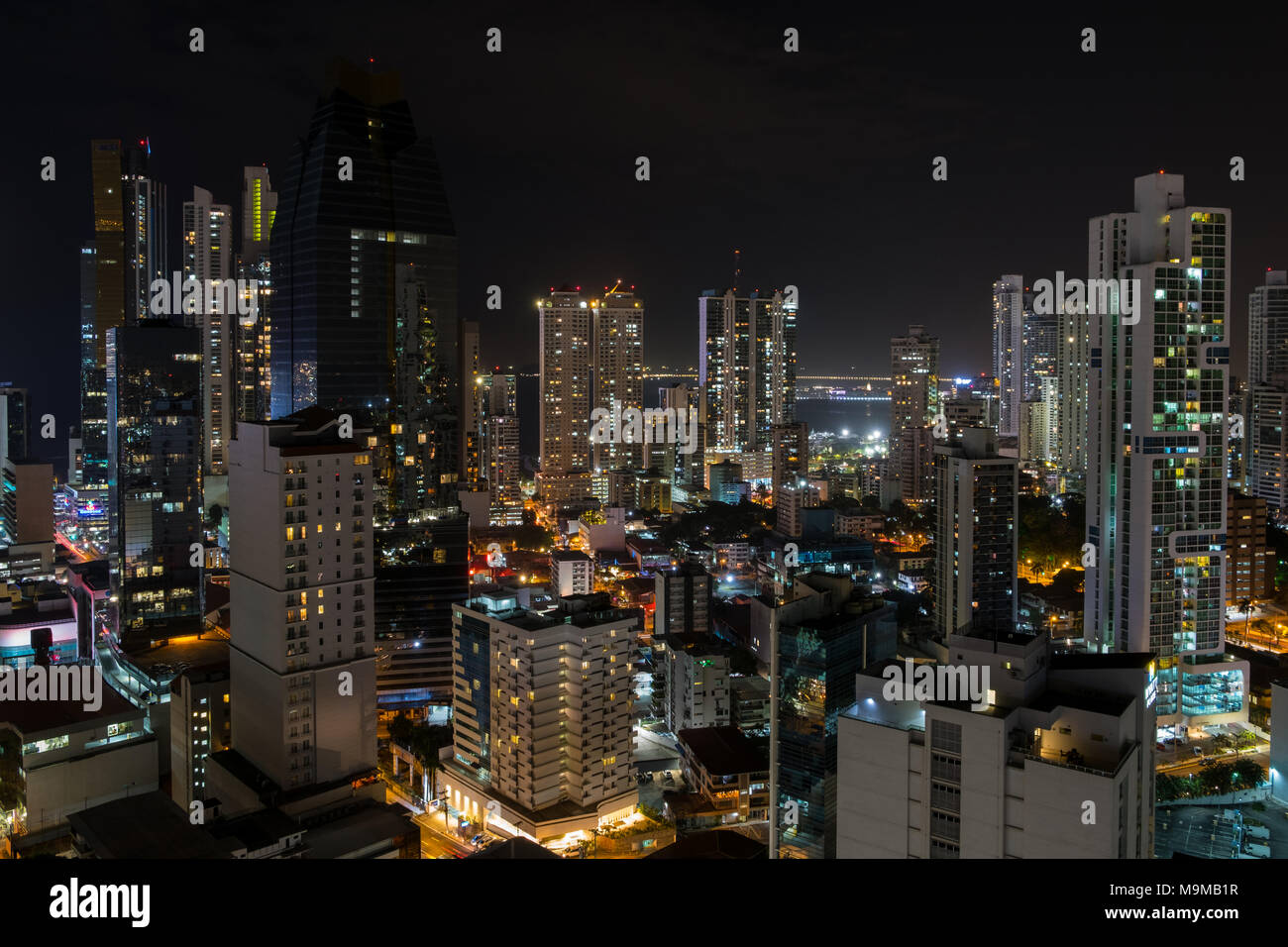 La construction de gratte-ciel de nuit, paysage urbain - Panama City skyline - Banque D'Images