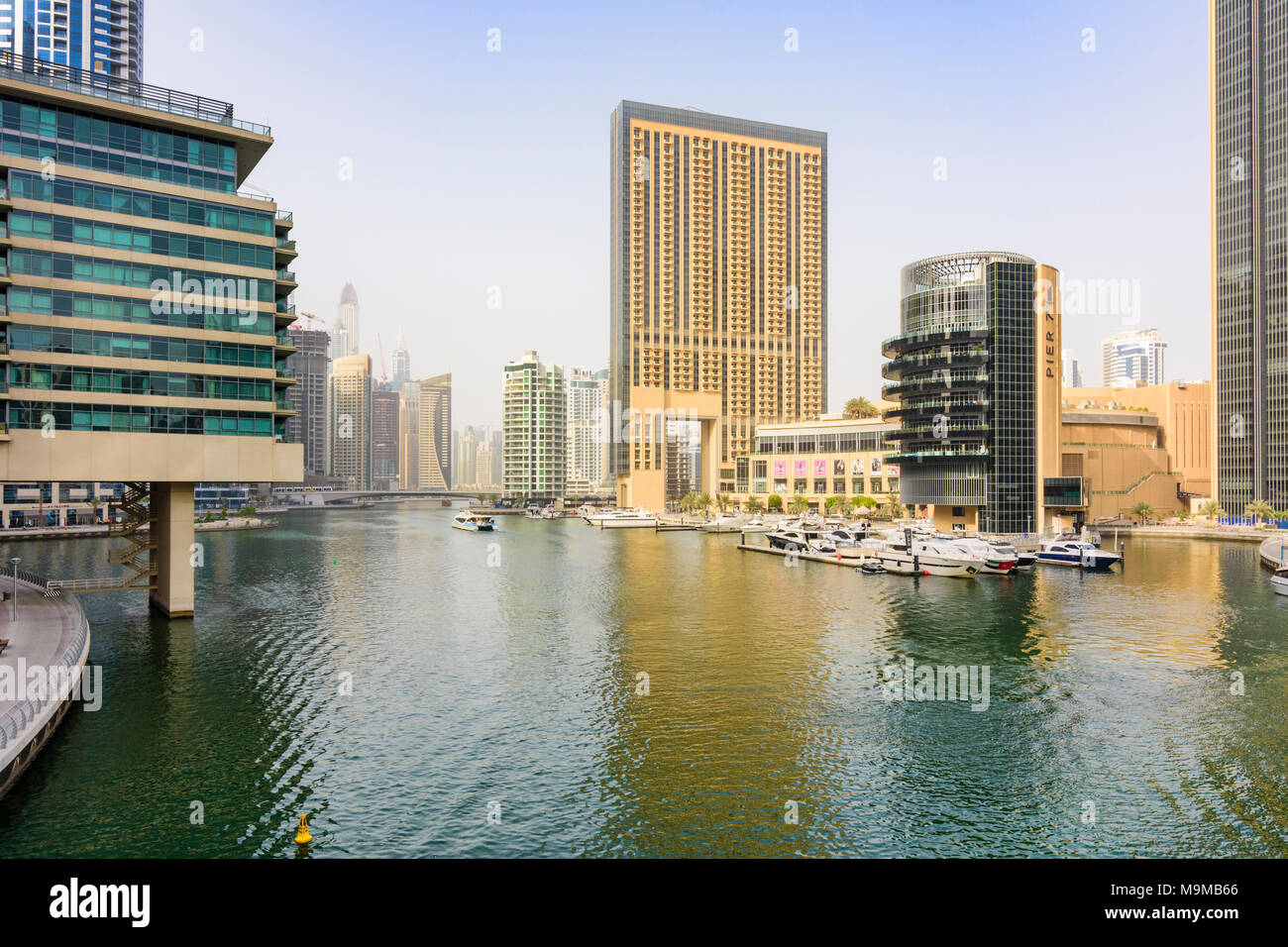 La Marina de Dubaï des immeubles de grande hauteur autour de Pier 7, développement restaurant Marina de Dubaï, DUBAÏ, ÉMIRATS ARABES UNIS Banque D'Images