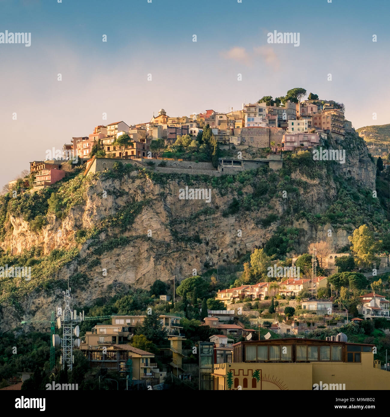 Castelmola typique de Sicile : village perché sur une montagne, à proximité de Taormina. Province de Messine, Sicile, Italie. Banque D'Images