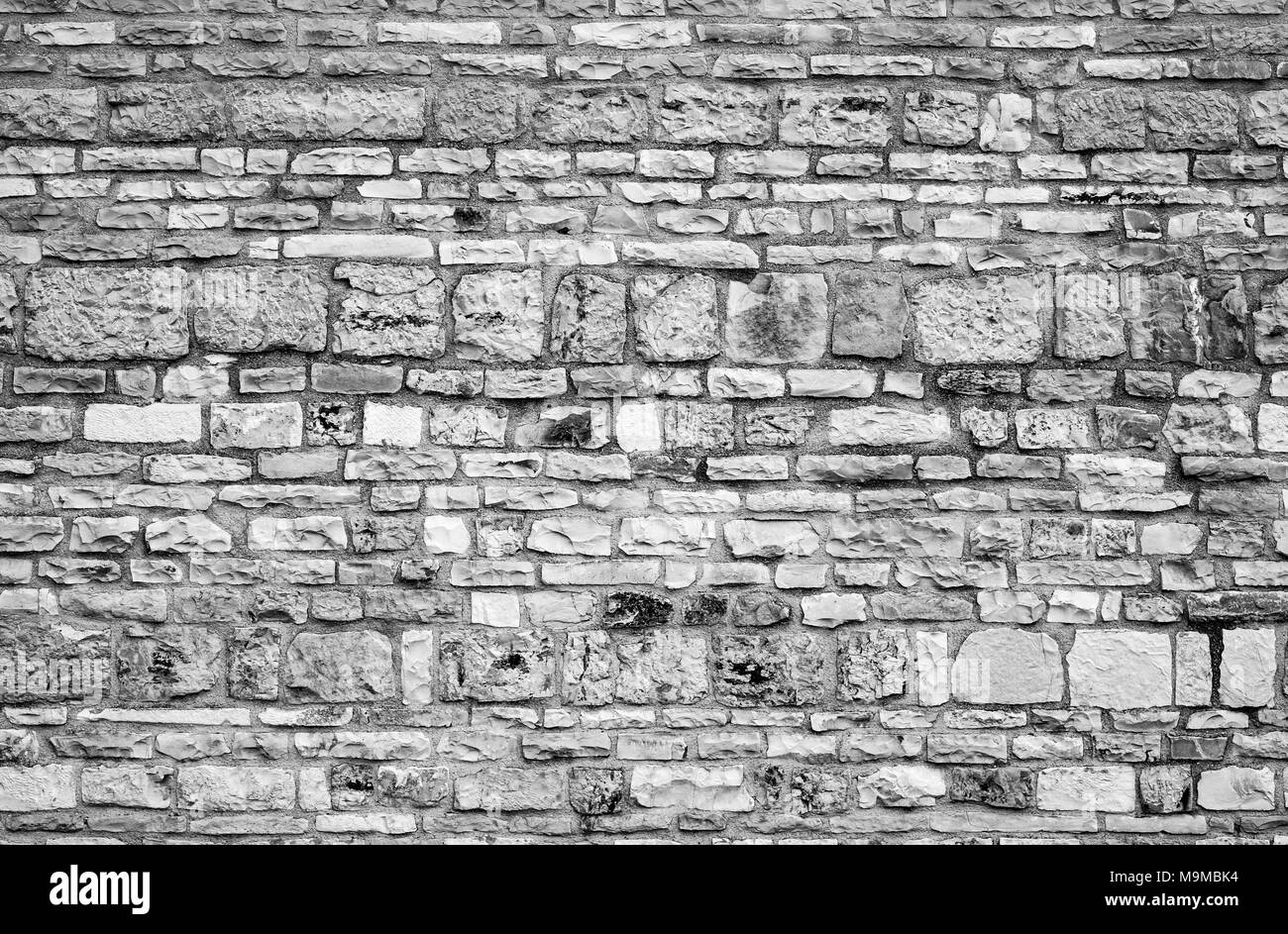 Briques et pierres mélangés dans une construction de mur traditionnel de l'Italie centre. Banque D'Images
