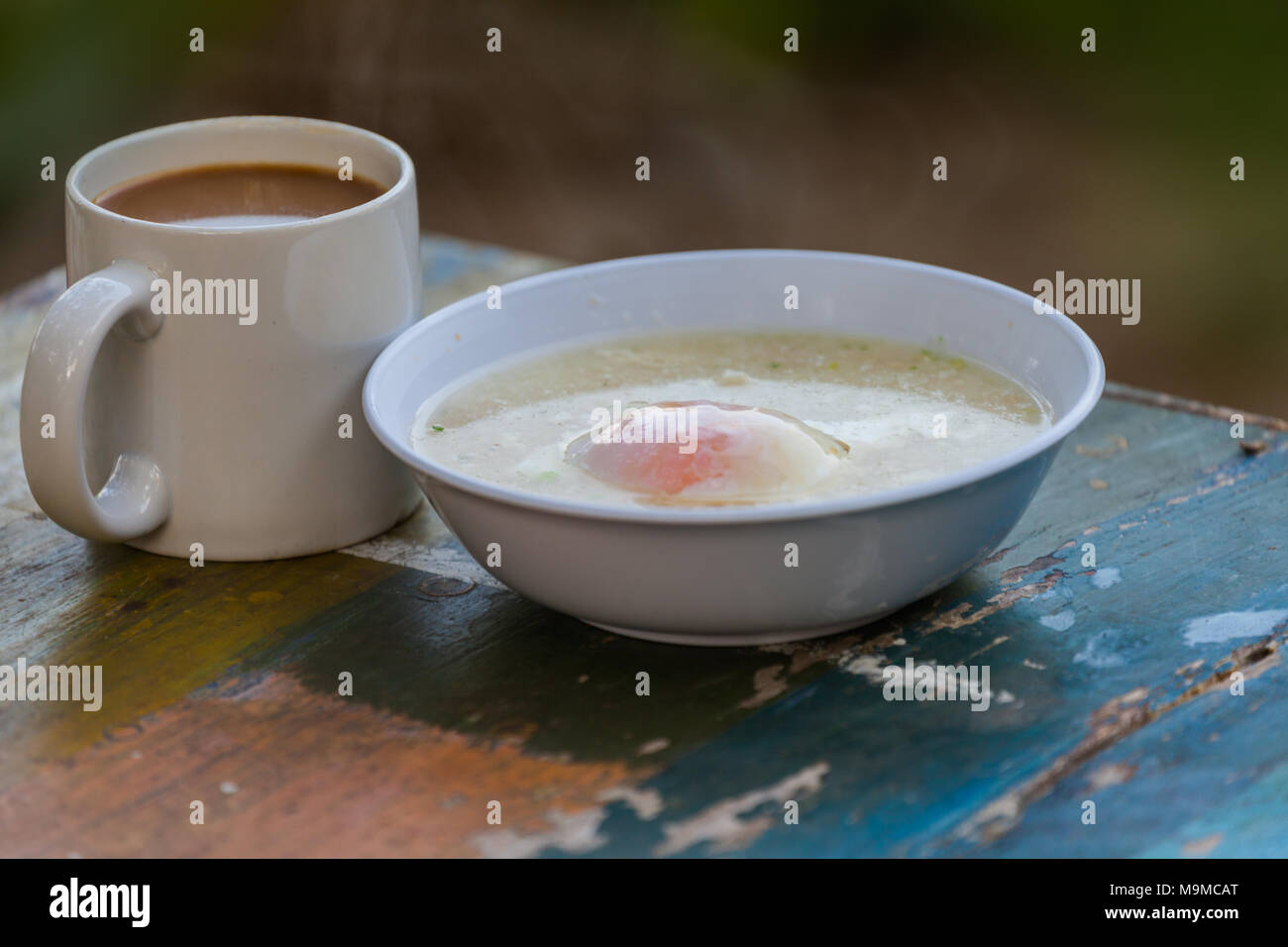 La cuisson d'aliments de préparation rapide facile d'un simple œuf de porridge et de café chaud pour le petit déjeuner Banque D'Images