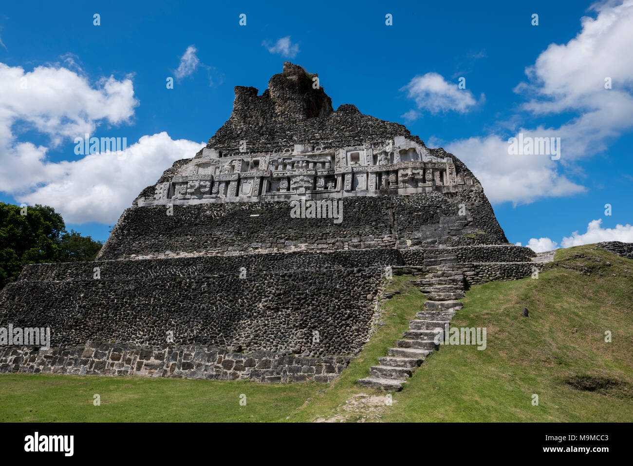 Ruines de temples Mayas et les structures en Xunantunich, Belize Banque D'Images