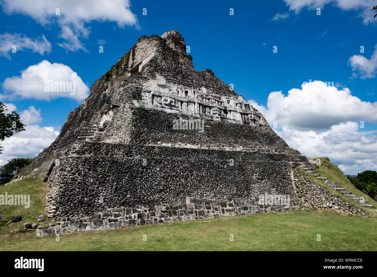 Ruines de temples Mayas et les structures en Xunantunich, Belize Banque D'Images