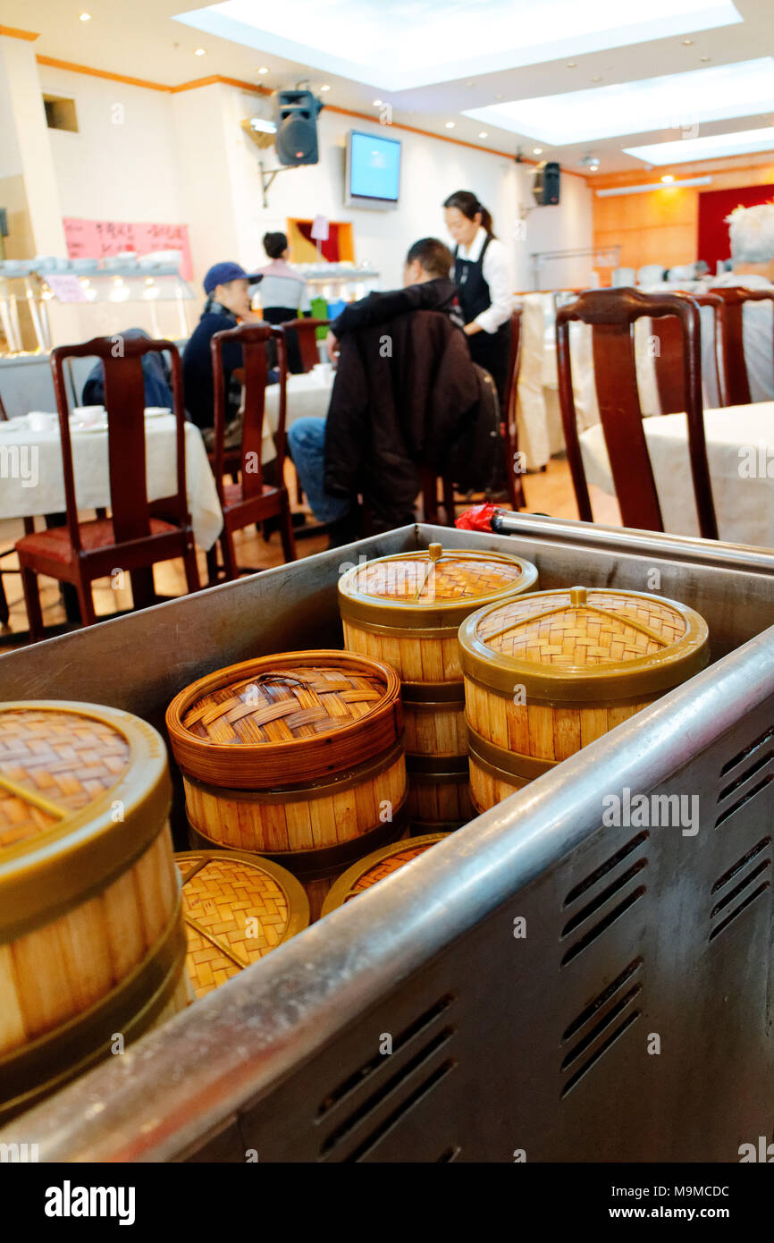 Des paniers en osier servant sur un chariot dim sum dans le restaurant chinois Rouge rubis dans le quartier chinois de Montréal Banque D'Images