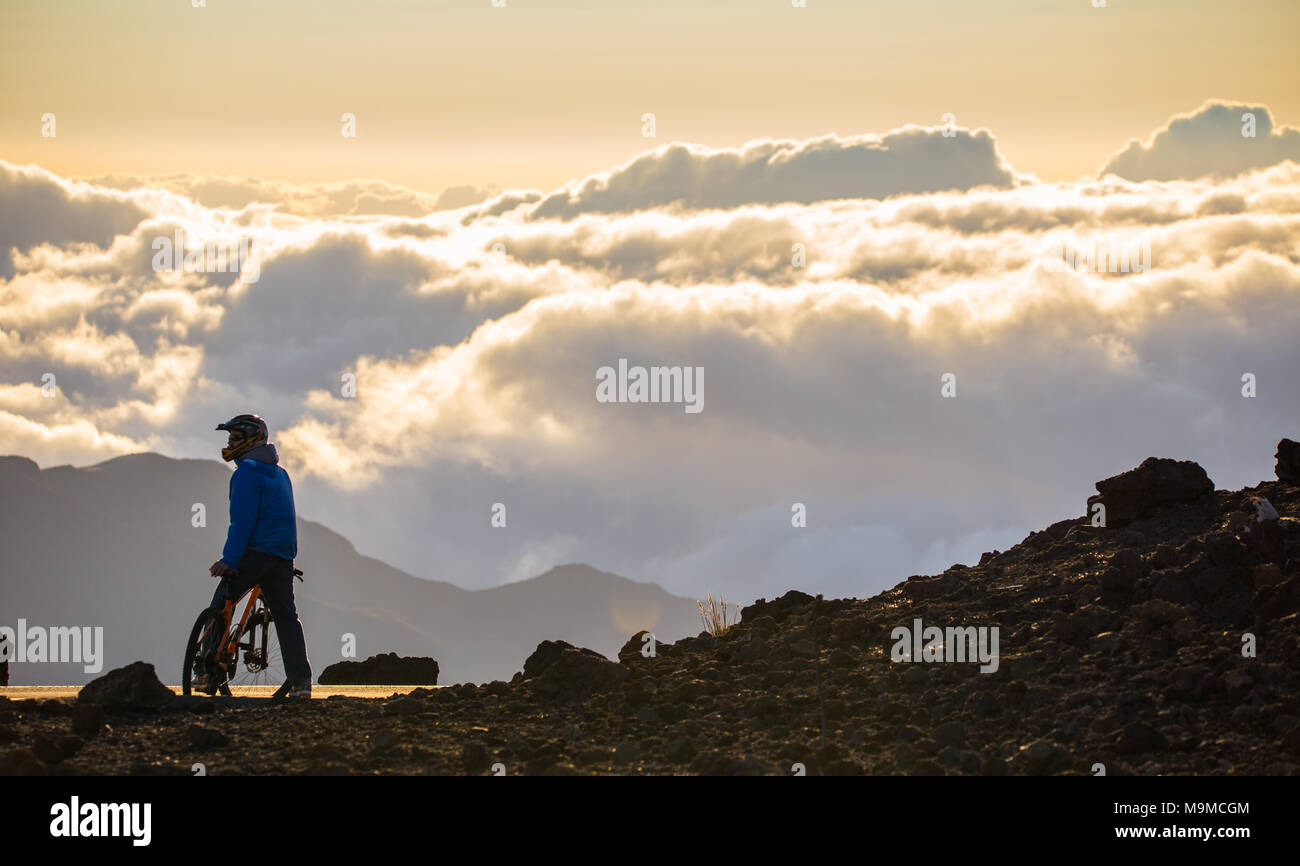 Du vélo de montagne sur un sommet au-dessus des nuages en lever tôt le matin sur Hawaï Haleakala Mounti Banque D'Images