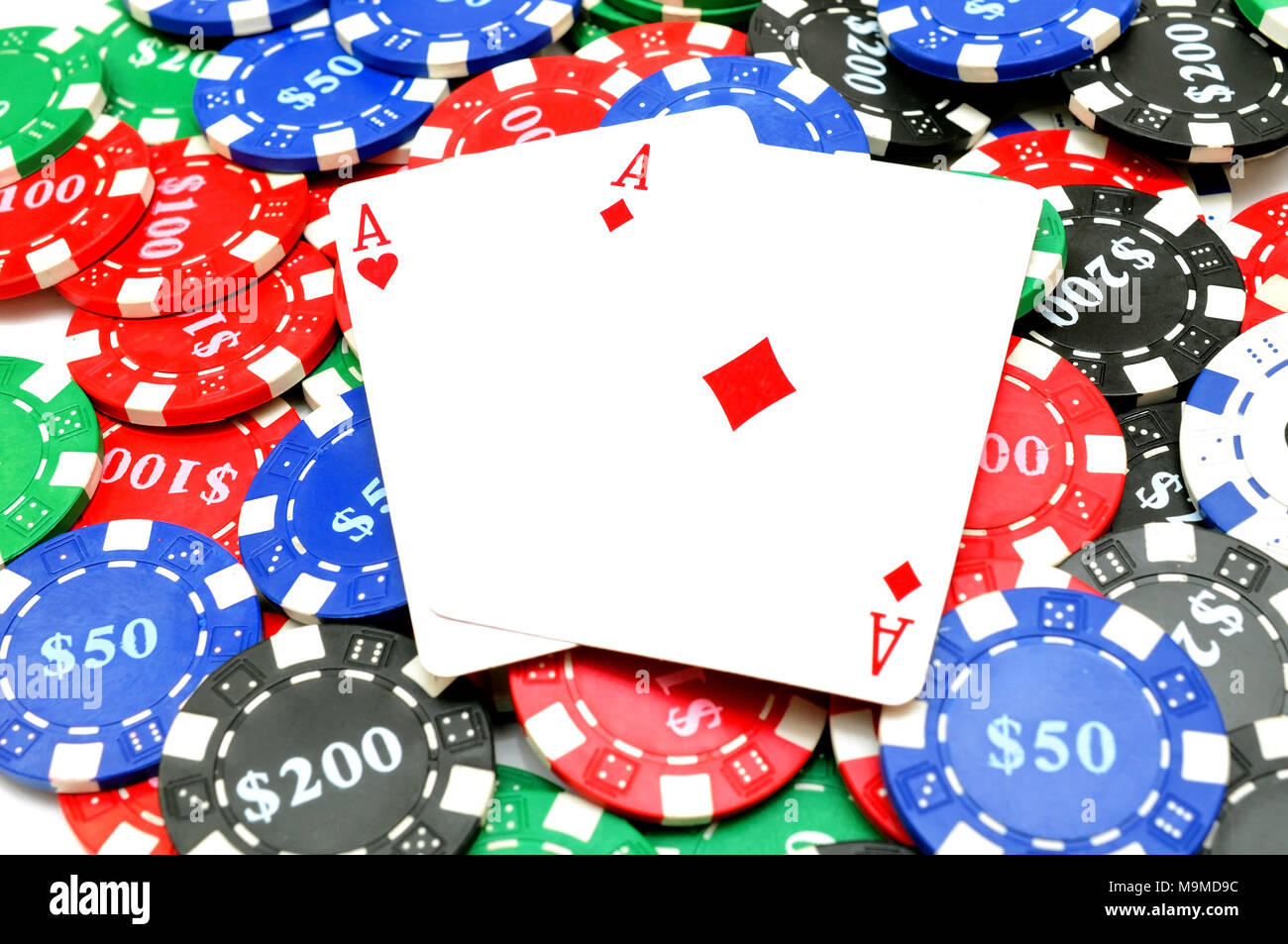 Arrière-plan de jetons de poker et deux as Banque D'Images