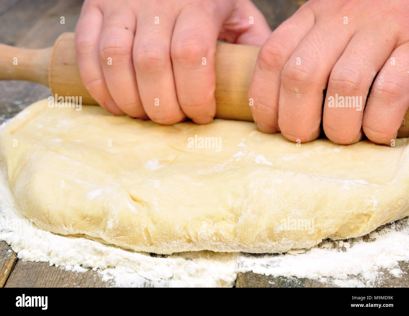 Rouleau à pâtisserie et la pâte sur une table en bois Banque D'Images