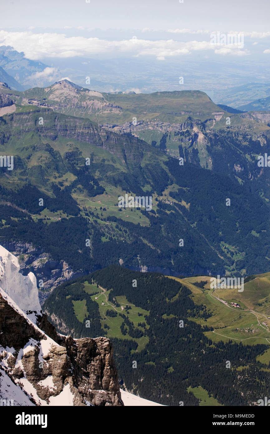 Vallée de Lauterbrunnen et les Lobhörner au loin, de l'Observatoire du Sphinx, Jungfraujoch, Suisse Banque D'Images