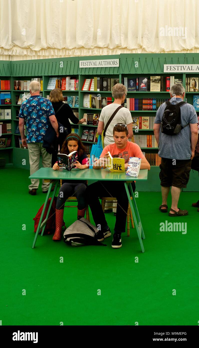 Hay-on-Wye book festival Festival avec personnes assistant à des événements et des signatures sur une journée ensoleillée au Pays de Galles Banque D'Images