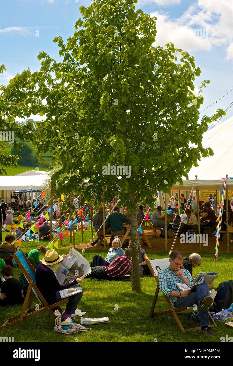 Hay-on-Wye book festival Festival avec personnes assistant à des événements et des signatures sur une journée ensoleillée au Pays de Galles Banque D'Images