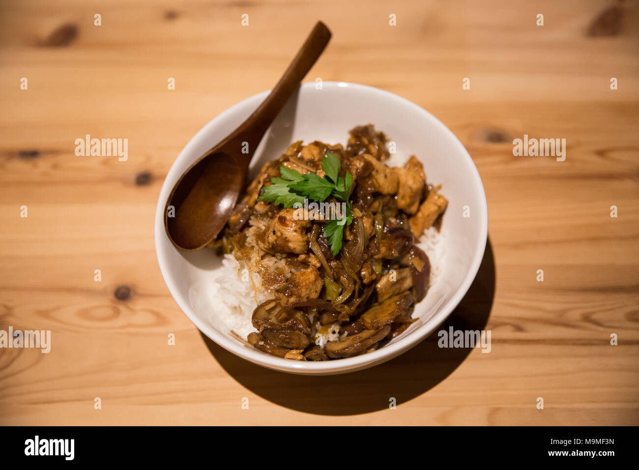 Bol de poulet chinois avec un sauté de légumes Banque D'Images