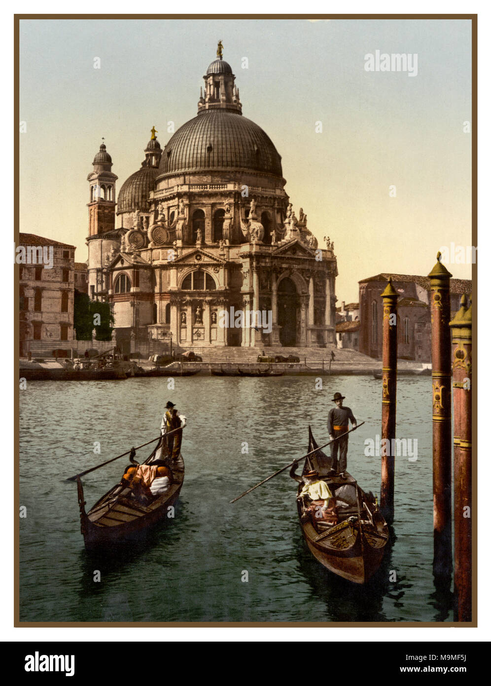 Vintage Photochrom Venise l'église Santa Maria della Salute de salut, avec deux gondoliers Venise, Italie 1900 Banque D'Images