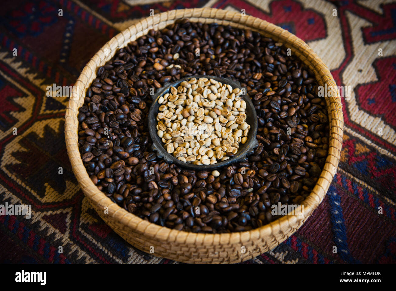 Deux sortes de grains de café dans un bol Banque D'Images