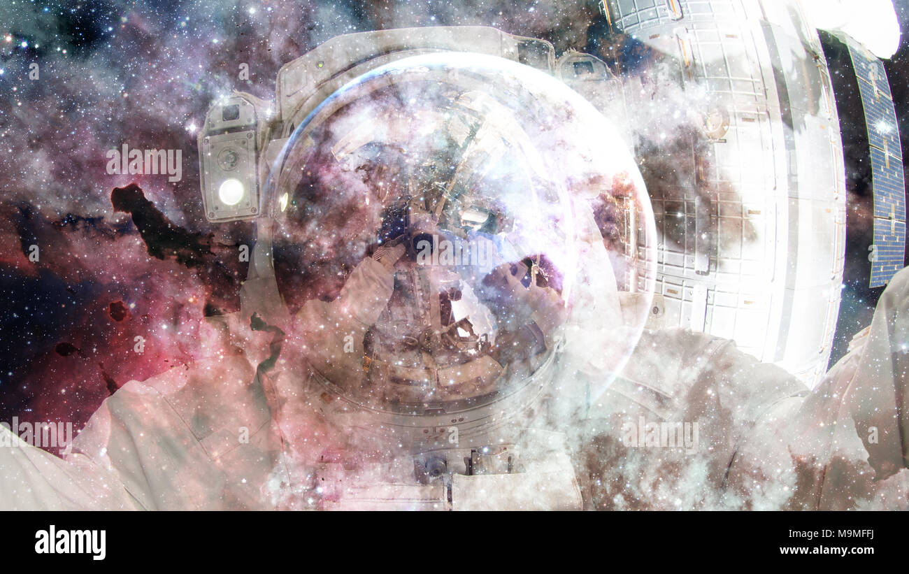 Astronaute dans l'espace extra-atmosphérique. L'art de la science-fiction des éléments de l'image fournie par la NASA. Banque D'Images