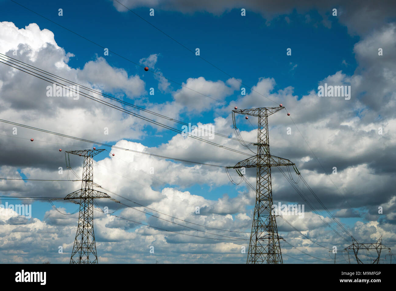 Tour de transmission de haute tension pour l'électricité avec des nuages en arrière-plan Banque D'Images