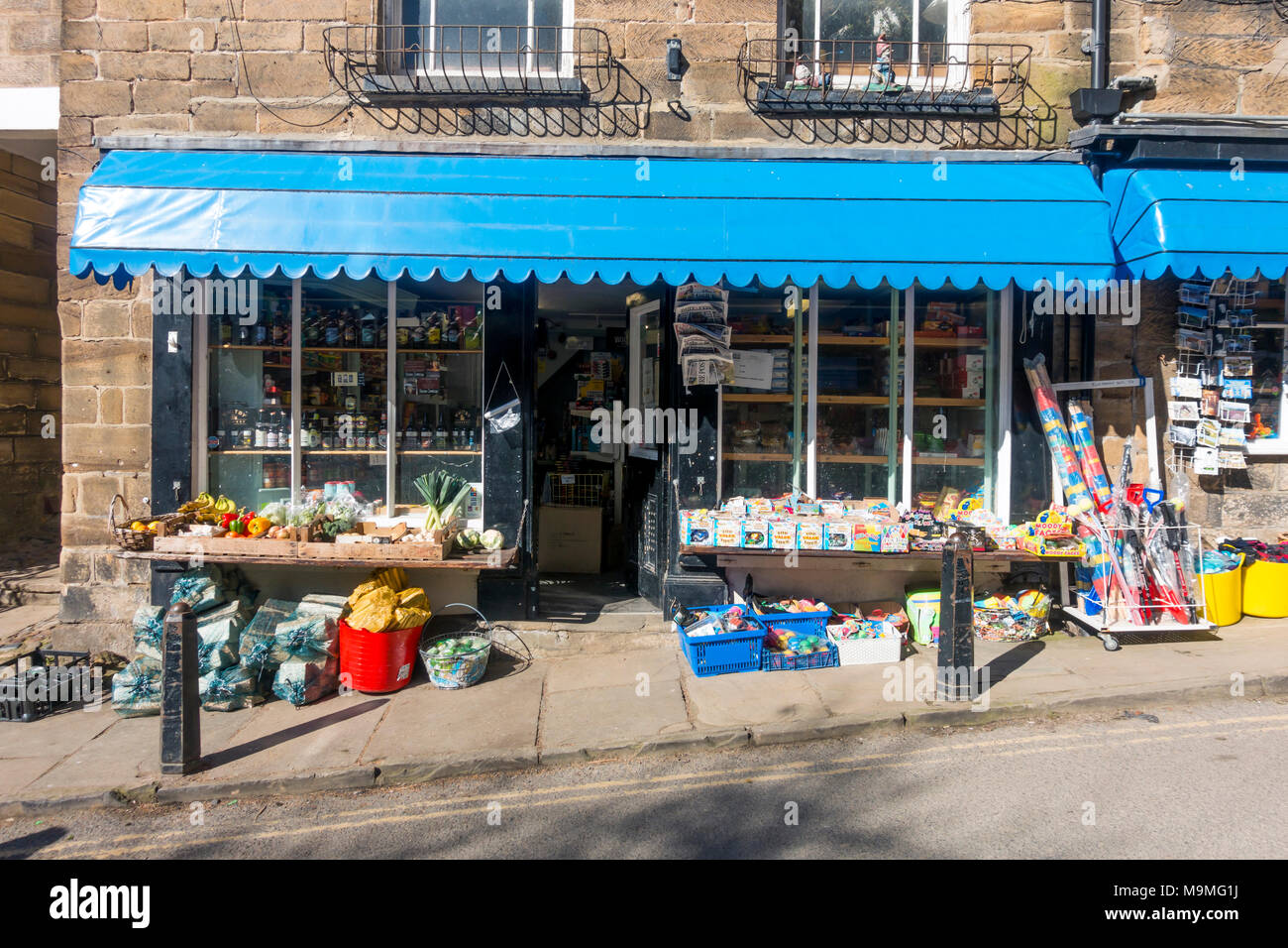 Shop avant d'un magasin général utile dans nouvelle route historique et pittoresque village de Robin Hoods Bay North Yorkshire Angleterre UK Banque D'Images