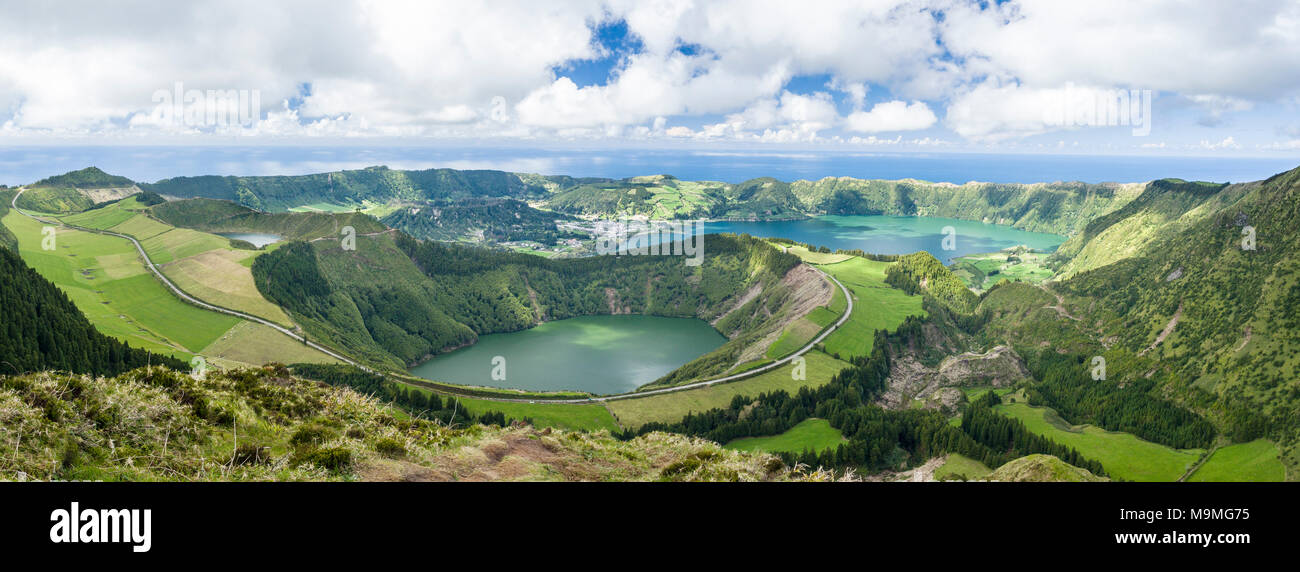 Route à travers la vallée et cratère volcan Pays : Lagoa Azul, Santiago et vert ainsi que l'océan sont inclus dans cette vue détaillée à partir de la fin de la piste de vue. Banque D'Images