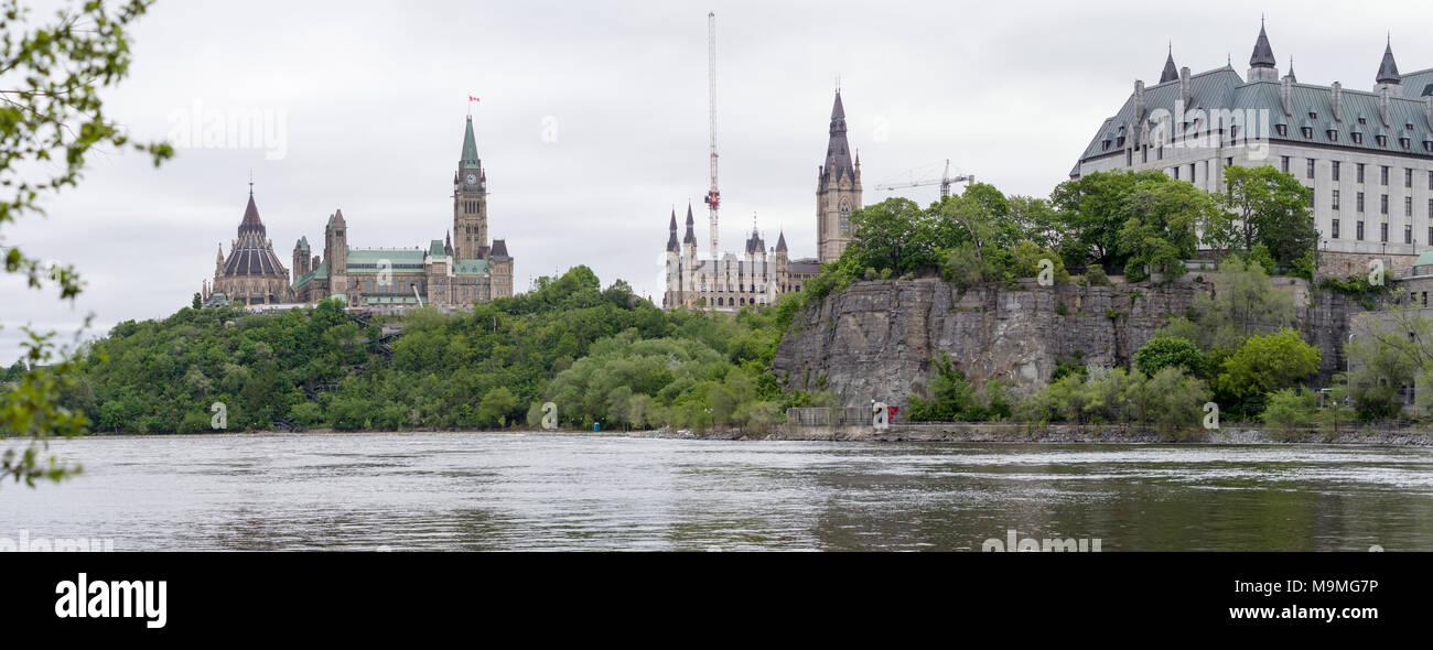 Le Parlement, l'Édifice de l'Ouest et la Cour suprême de l'île Victoria : une vue sur le centre d'Ottawa en amont d'une île au milieu de la rivière Ottawa. Banque D'Images