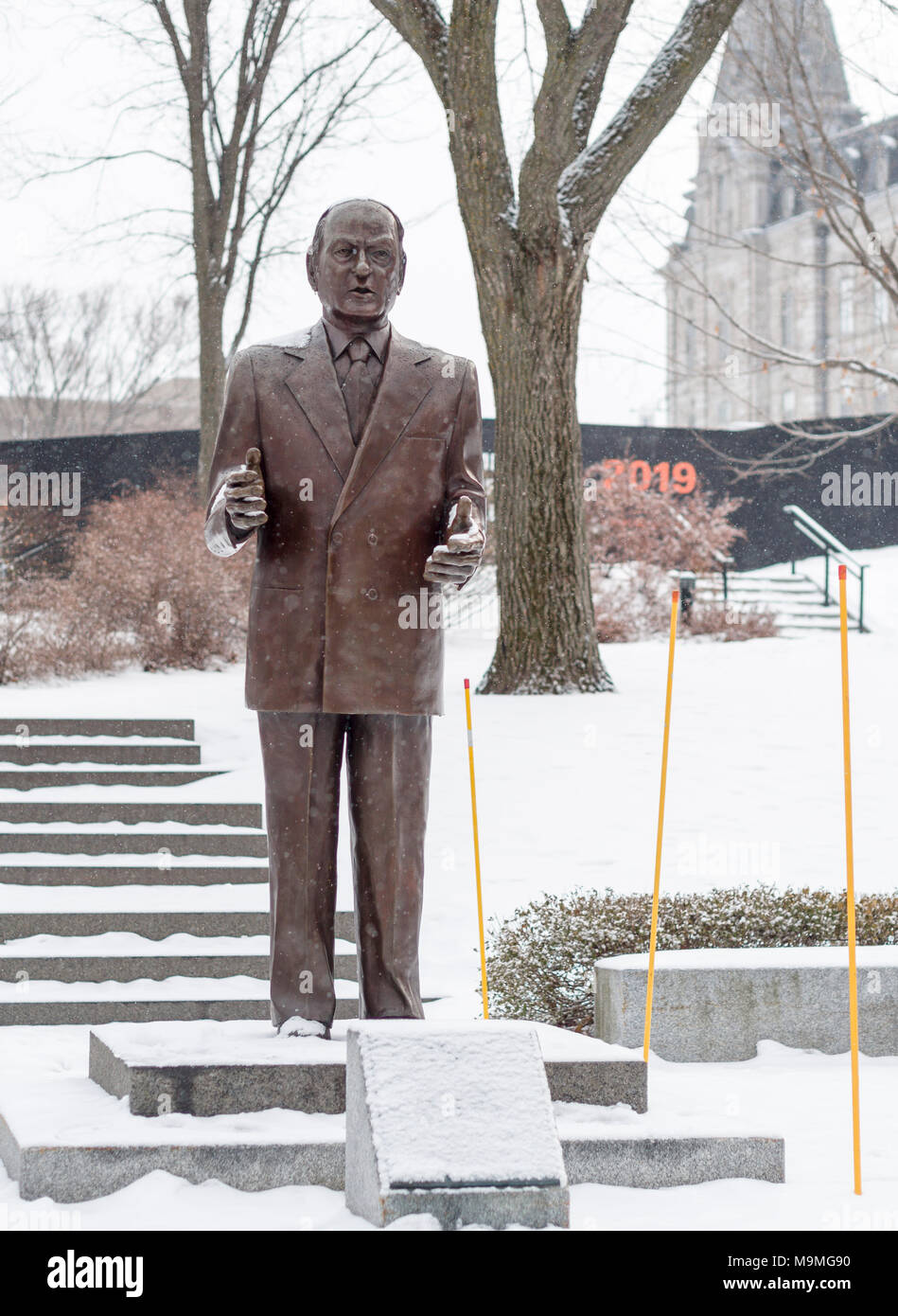 Statue en bronze de Québec Le Premier ministre René Lévesque : Monument, érigé juste en dessous l'entrée ot les édifices parlementaires du Québec. Banque D'Images