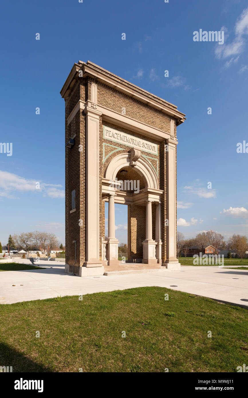 Le Peace Memorial School portique situé dans le parc de la paix dans la région de Hamilton, Ontario, Canada. Banque D'Images