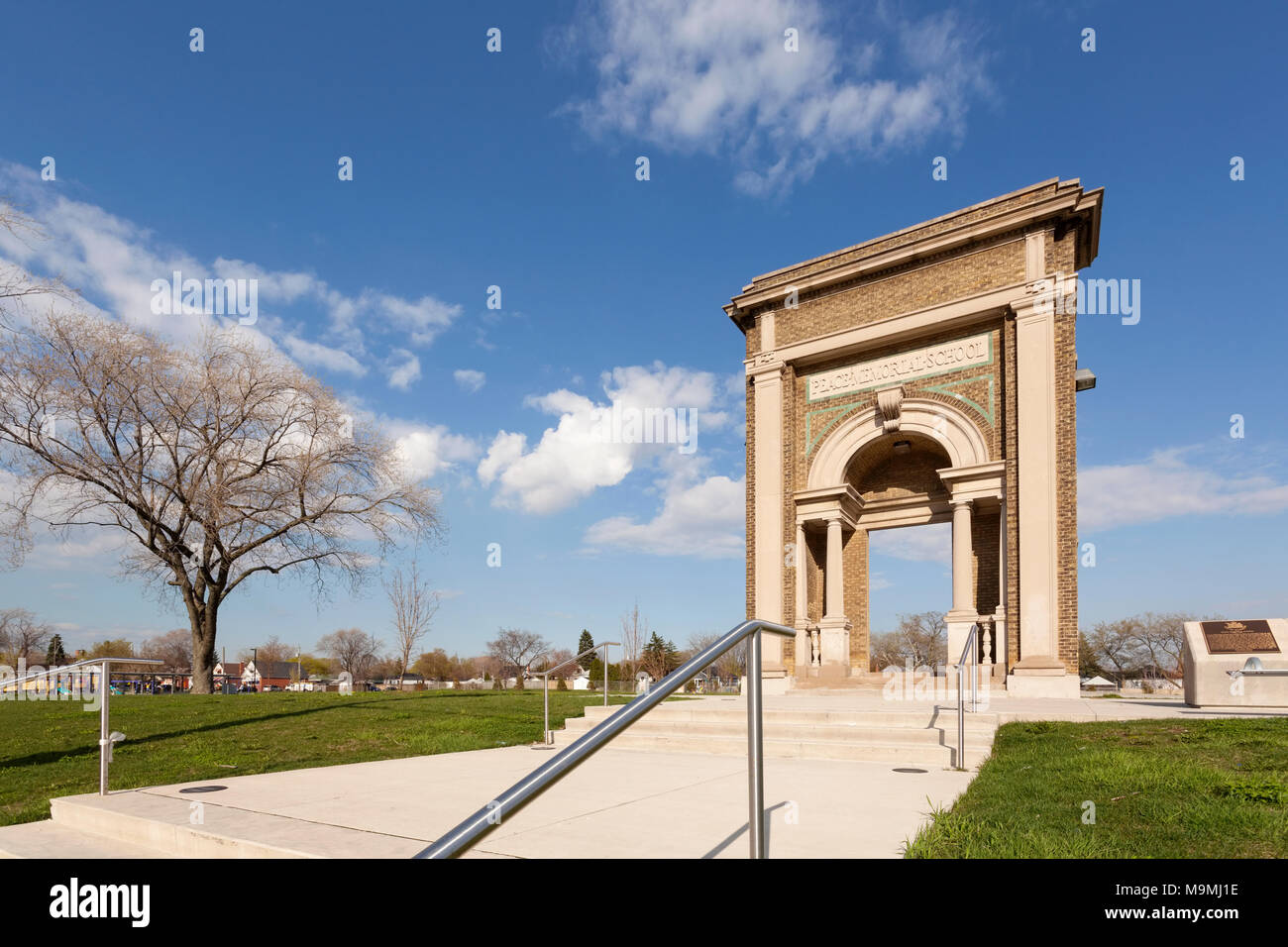 Le Peace Memorial School portique situé dans le parc de la paix dans la région de Hamilton, Ontario, Canada. Banque D'Images