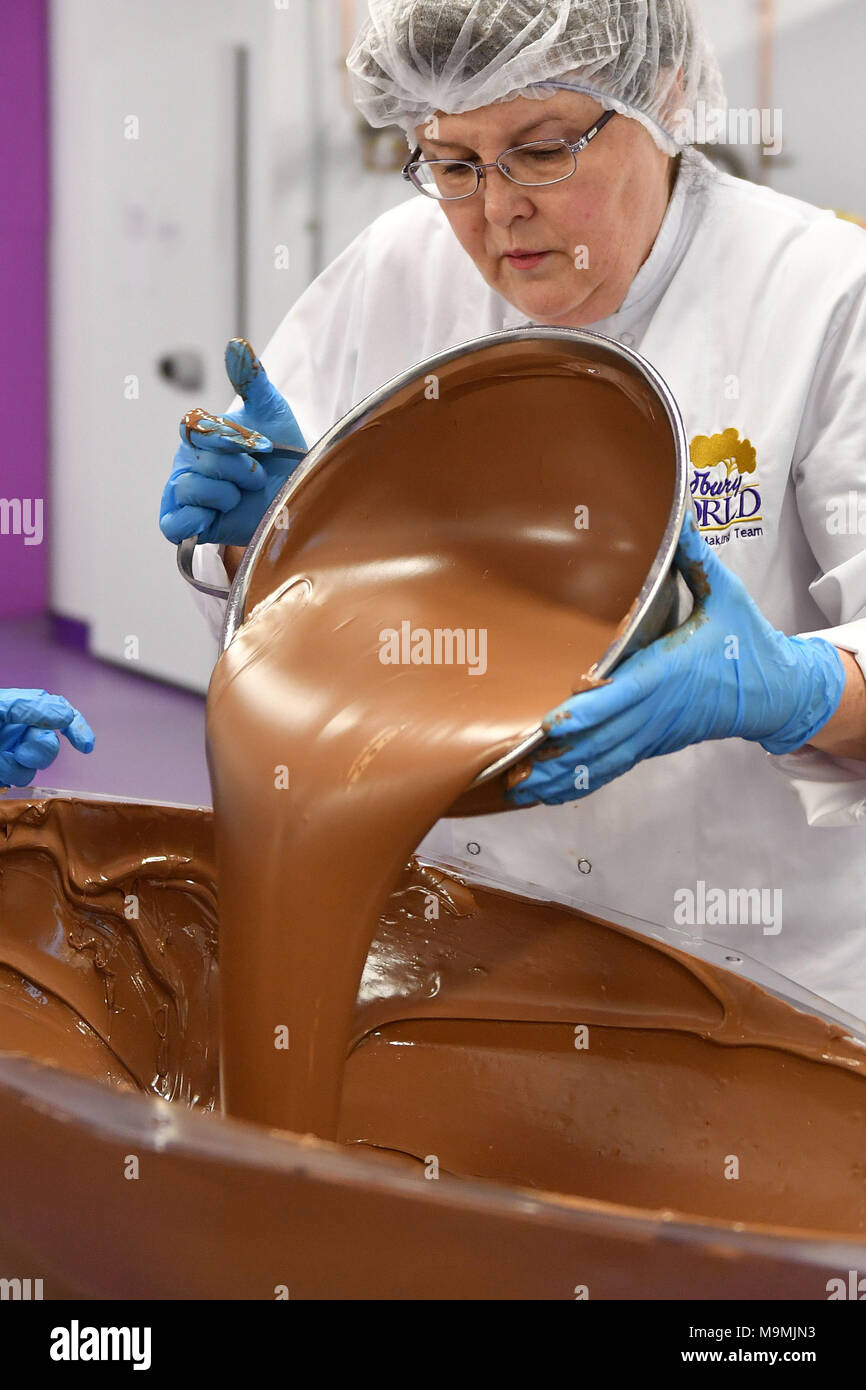 IMAGE AUTONOME Chocolatier Gail Deeley verse le chocolat tempéré dans un  moule pour créer un oeuf en chocolat géant à Cadbury World à Birmingham  Photo Stock - Alamy